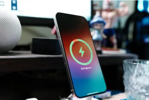侯马苹果15换屏服务分享用什么充电器给iPhone15充电更好 